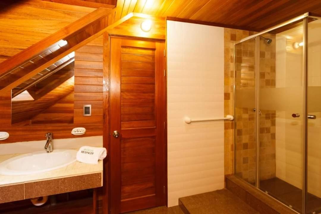Hotel Heidinger Оксапампа Экстерьер фото